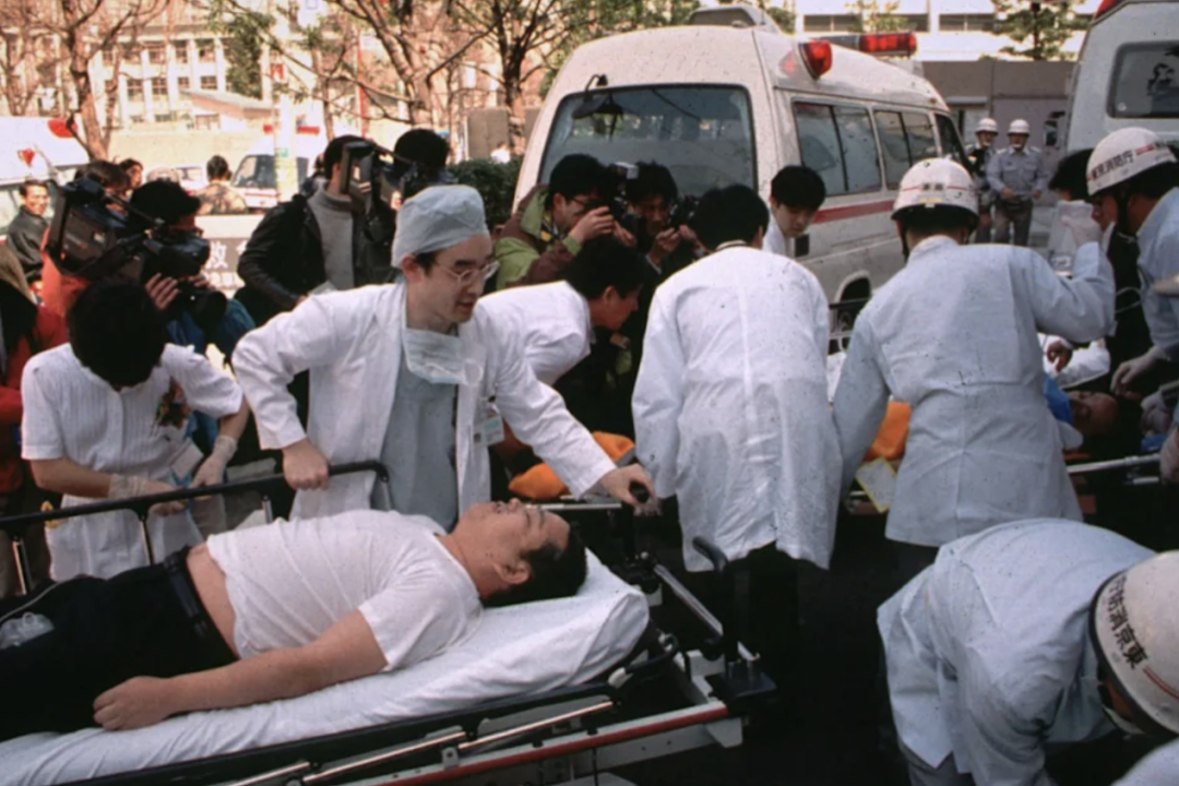 造成13人死亡、6300余人受伤！案发前还有一家3口惨遭灭门……背后邪恶组织究竟有多可怕！