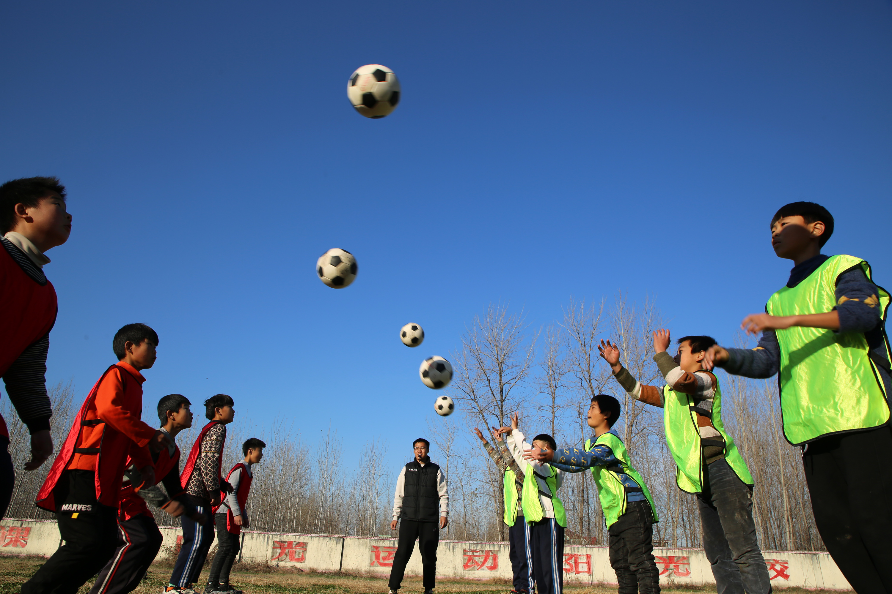 爱足球我健康我快乐爱足球