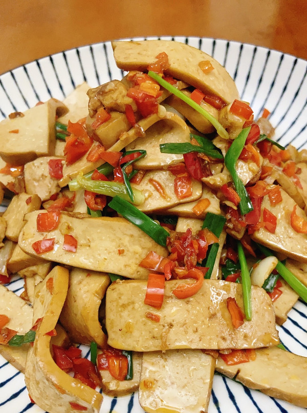 炒香干(小炒香干,鲜嫩入味的香干,好吃还不长胖) - 趣味头条