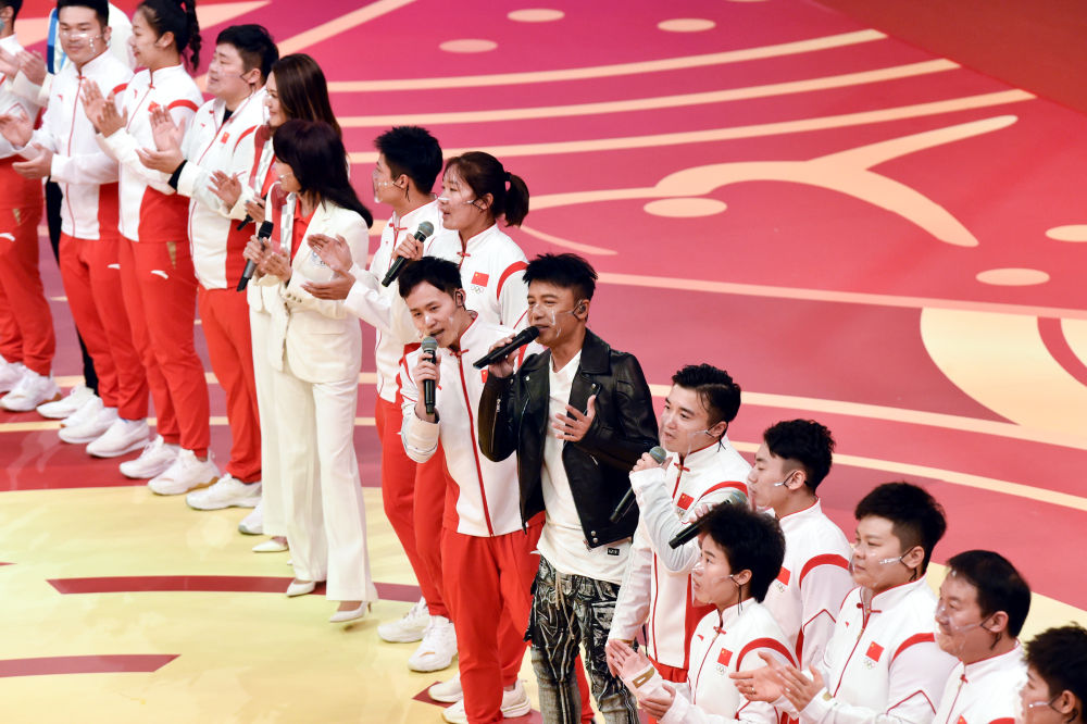 马龙许昕为香港市民表演乒乓绝技(技艺精湛，人气爆棚——“奥运健儿大汇演”激励香港观众)