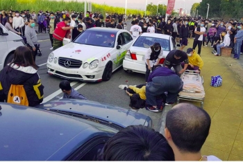 跑车超速撞死孕妇,疯狂轿车撞死孕妇孩子被撞出