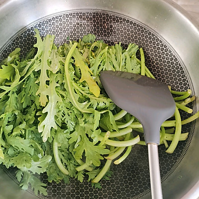 茼蒿的图片（调胃健脾的美食蒜香茼蒿简介）