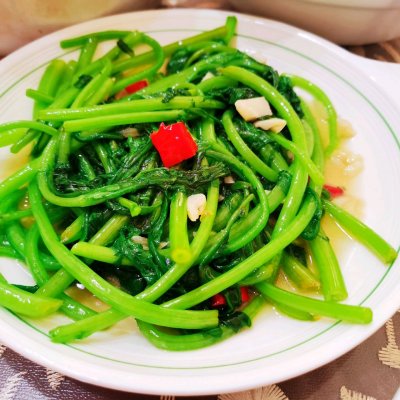 茼蒿的图片（调胃健脾的美食蒜香茼蒿简介）