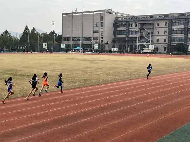 太快了吧！杭州11岁女学霸被喊“闪电侠”，全校男生都逃不掉她