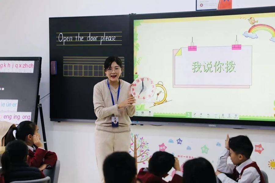 出发吧托马斯(托马斯小学一年级课堂什么样？跟着爸妈们去看看吧)