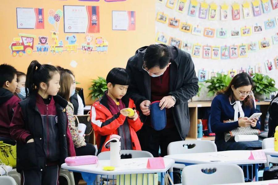 出发吧托马斯(托马斯小学一年级课堂什么样？跟着爸妈们去看看吧)