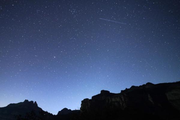 双子座流星雨“绽放”夜空