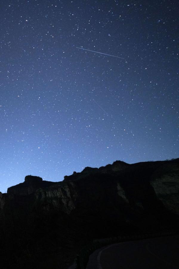 双子座流星雨“绽放”夜空