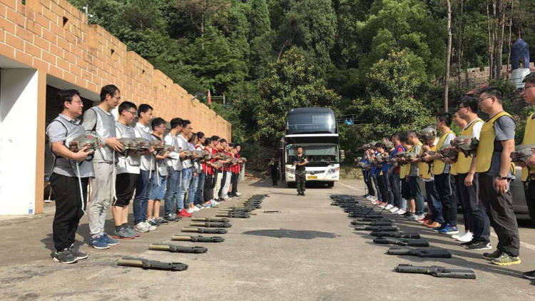 土味团建，年度大型社死现场又来了