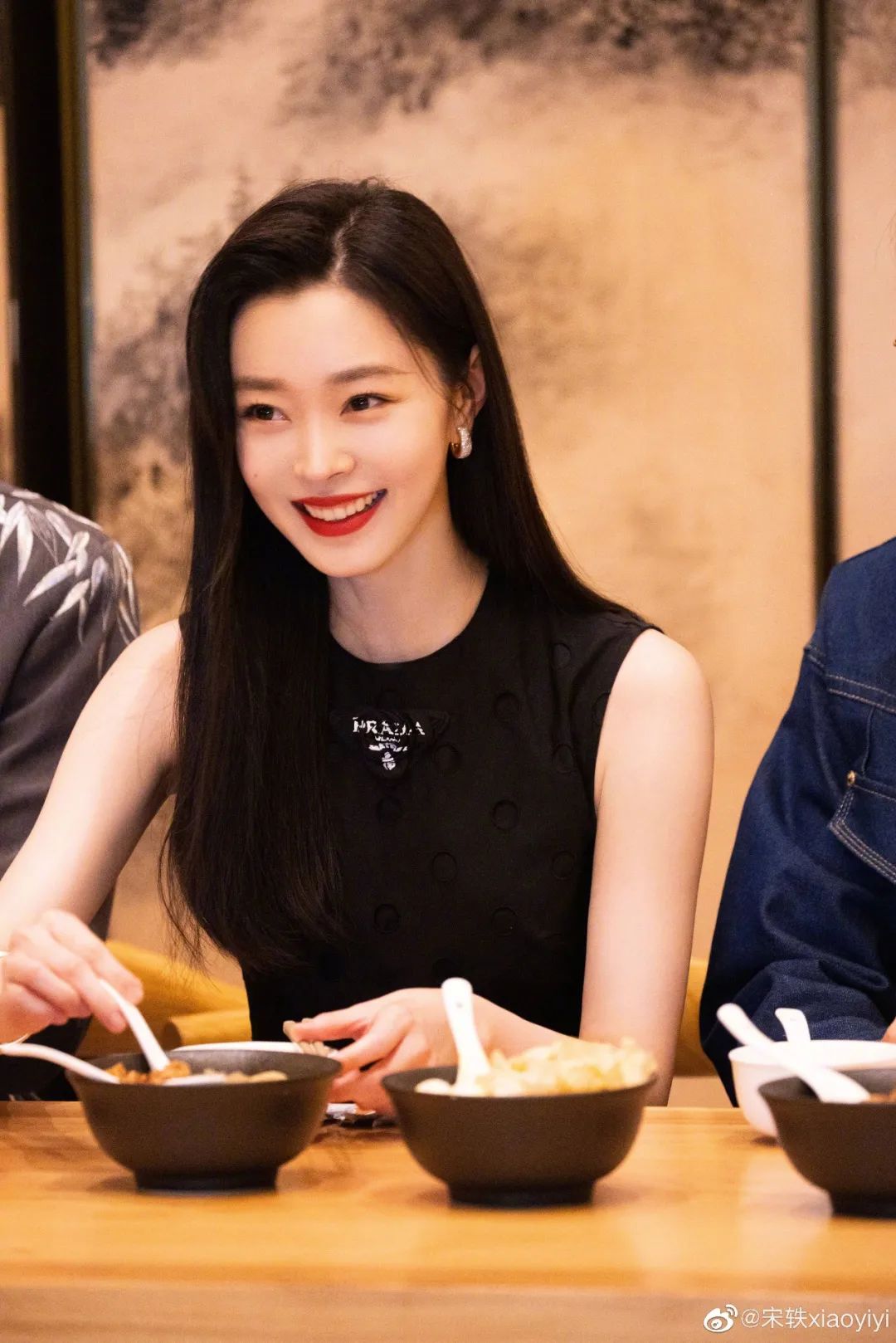 并且宋轶的脸很小,鼻子也很挺,透着一股娇俏劲儿.