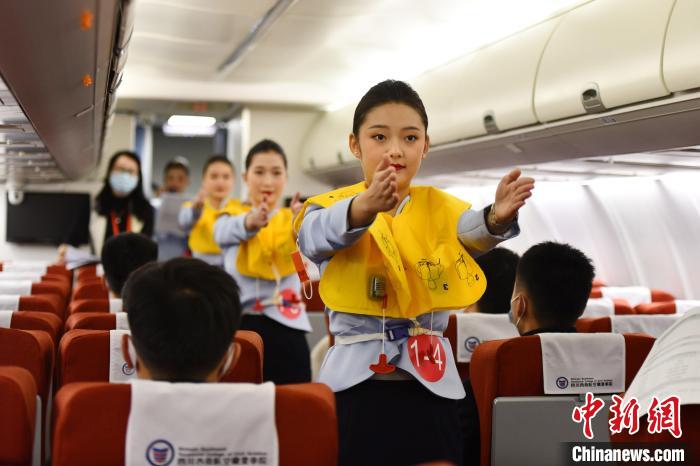 首届民航院校空中乘务职业技能大赛全国总决赛在成都举行