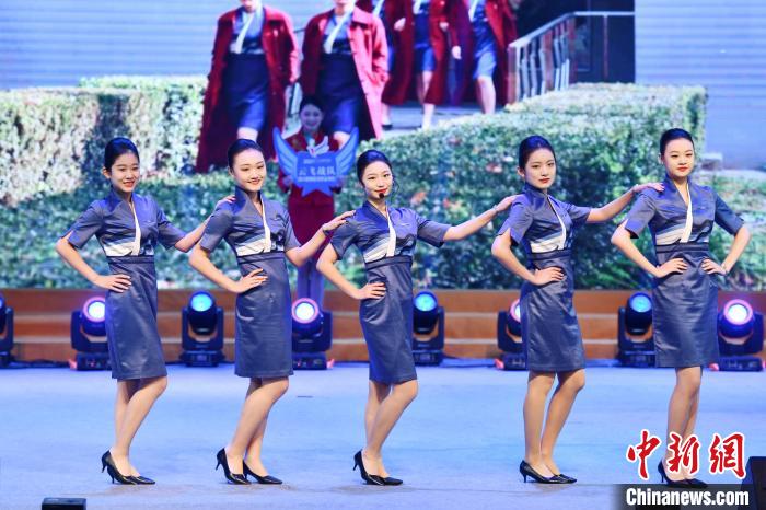 首届民航院校空中乘务职业技能大赛全国总决赛在成都举行
