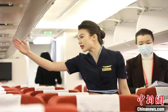 首届民航院校空中乘务职业技能大赛全国总决赛在成都举行