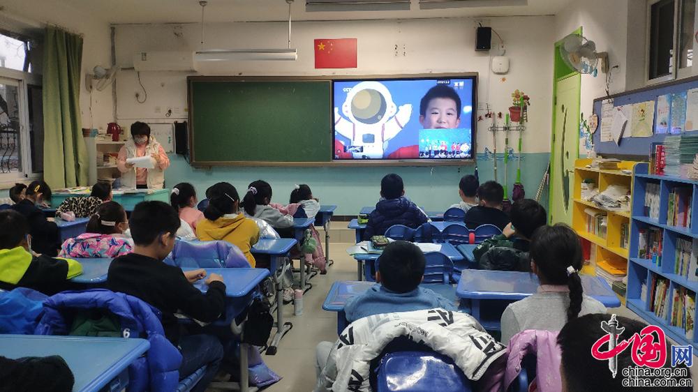 北京十一学校丰台小学师生自制天宫模型助力天宫课堂