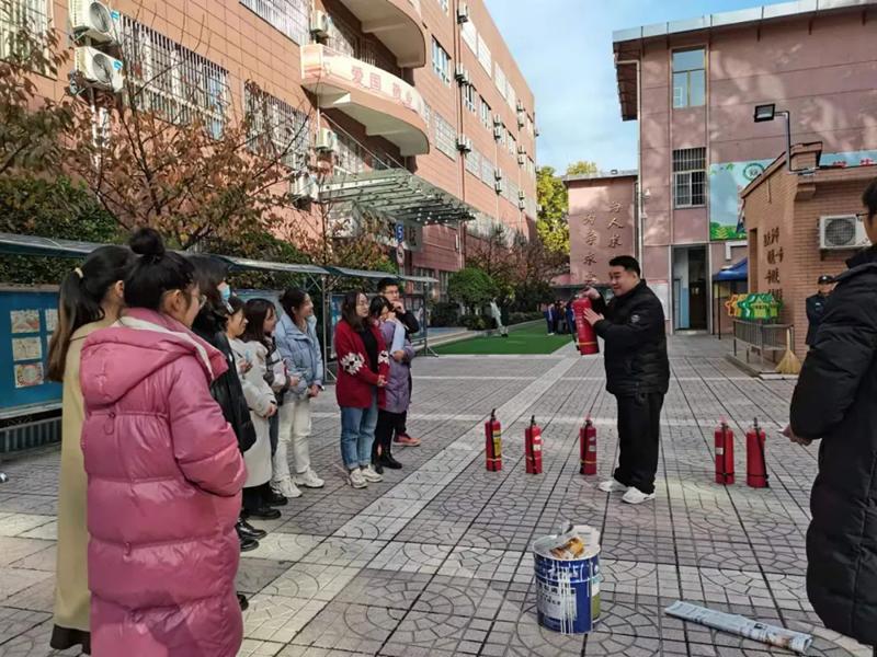 西安市莲湖区星火路小学：消防培训强意识(图2)