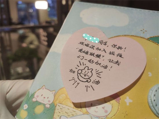 送学习用品，送玩具……隔离小朋友收到暖心小礼物，工作人员喜提“舅舅”称号