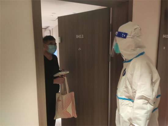 送学习用品，送玩具……隔离小朋友收到暖心小礼物，工作人员喜提“舅舅”称号