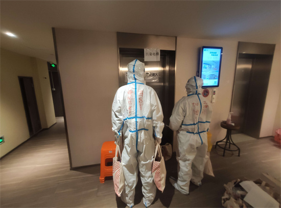 送学习用品，送玩具……隔离小朋友收到暖心小礼物，工作人员喜提“舅舅”称号