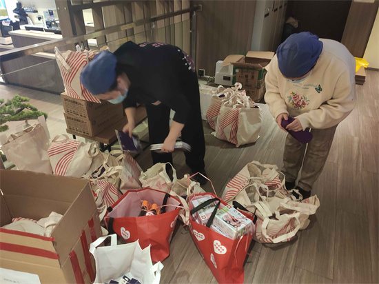 送学习用品，送玩具……隔离小朋友收到暖心小礼物，工作人员喜提“舅舅”称号