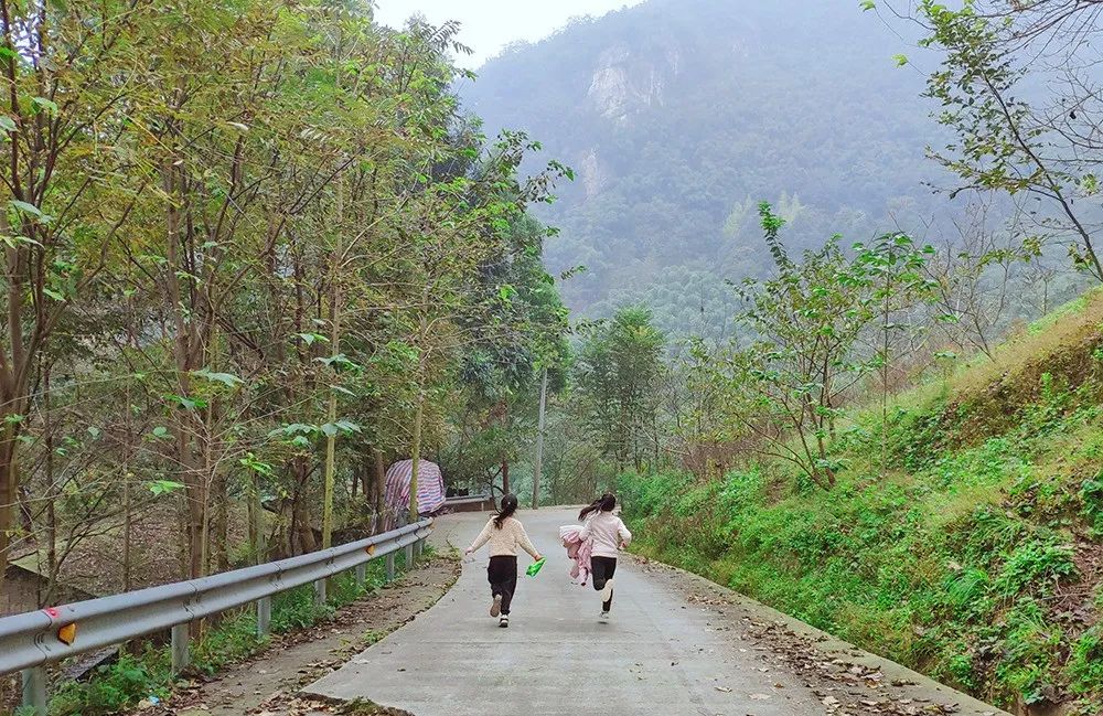 绵德双城记 || 登高望远畅舒怀，景色宜人清风徐来，爬山好去处，一起运动吧~