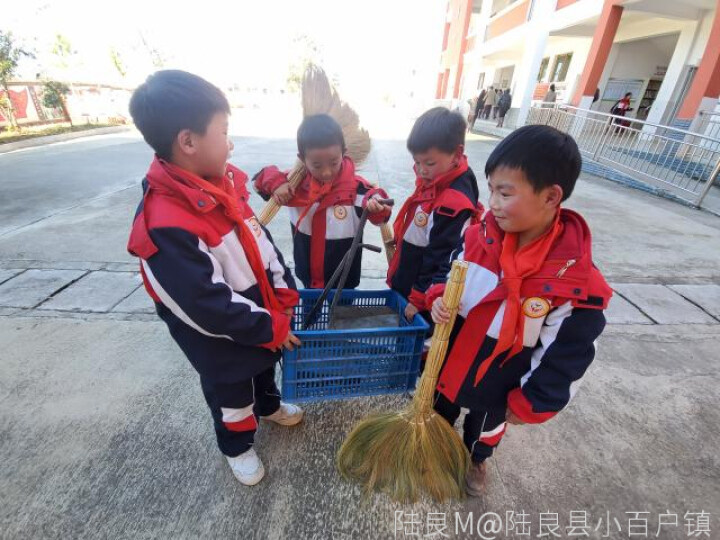 陆良县小百户镇中心学校:学生行为习惯现场会(图2)