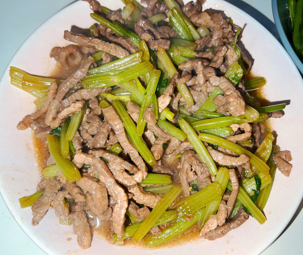 芹菜牛肉怎么炒好吃(经典菜芹菜炒牛肉你一定不要错过)