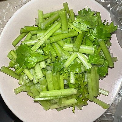芹菜牛肉怎么炒好吃(经典菜芹菜炒牛肉你一定不要错过)