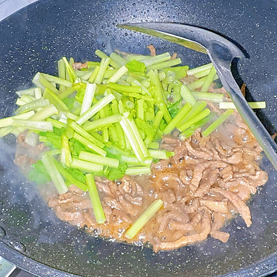 芹菜牛肉怎么炒好吃(经典菜芹菜炒牛肉你一定不要错过)