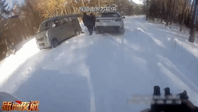民警帮忙推车，司机却遮遮掩掩!车内三个编织袋，到底装了啥_ 第1张