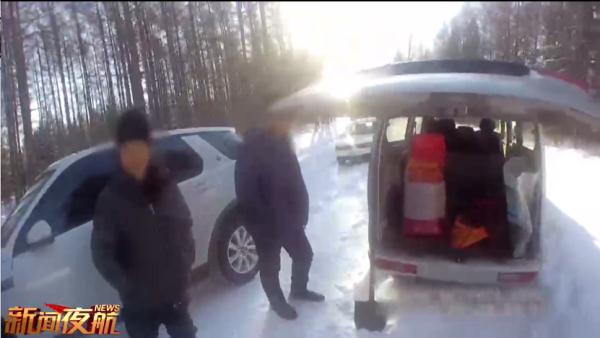 民警帮忙推车，司机却遮遮掩掩!车内三个编织袋，到底装了啥_ 第2张