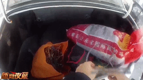 民警帮忙推车，司机却遮遮掩掩!车内三个编织袋，到底装了啥_ 第3张