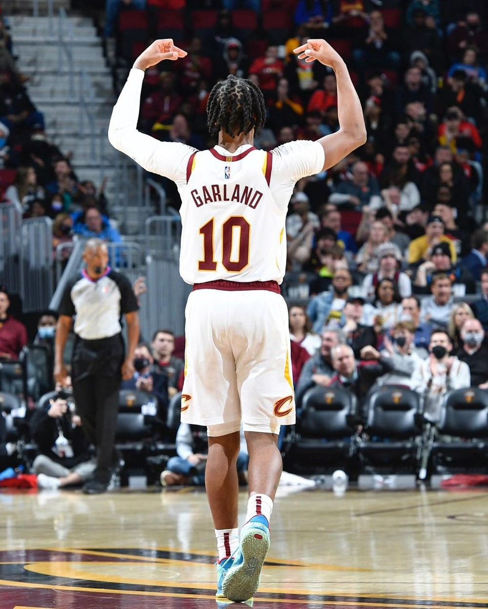 为什么nba有人穿aj4打球(市价 20w 的阿姆 aj4 惊现 nba 赛场!