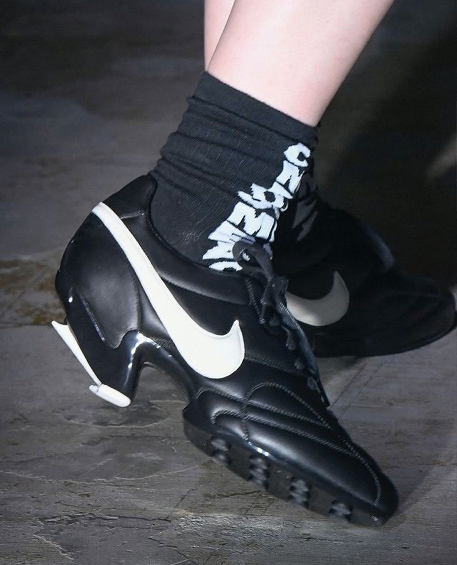 BALENCIAGA圣诞树装饰，COMME des GARÇONS x Nike高跟足球鞋丨是日美好事物