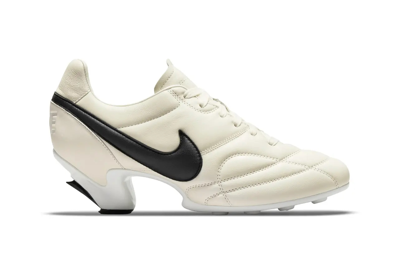 BALENCIAGA圣诞树装饰，COMME des GARÇONS x Nike高跟足球鞋丨是日美好事物