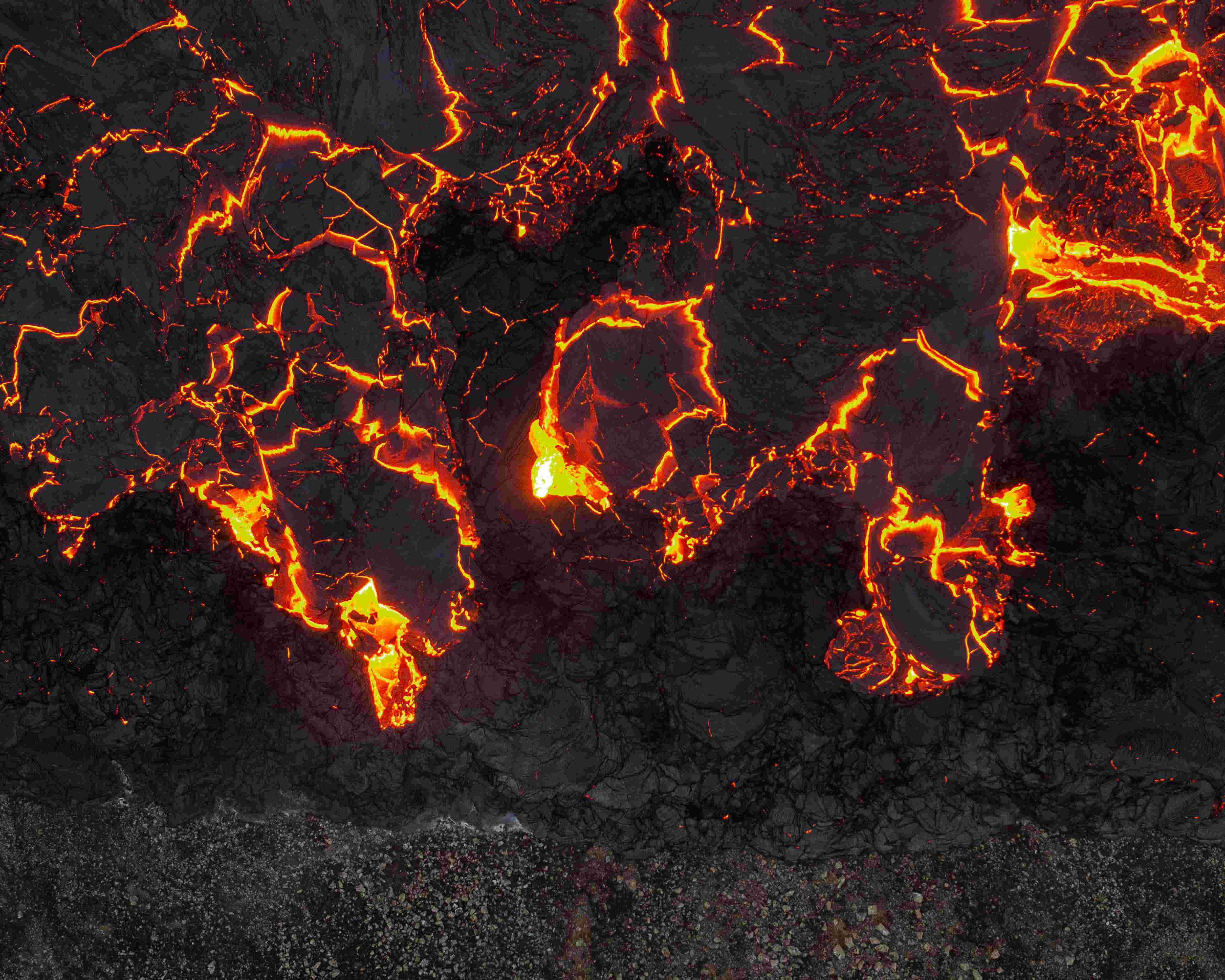 摄影师用无人机近距离拍摄火山熔岩流淌 呈现大自然震撼力量