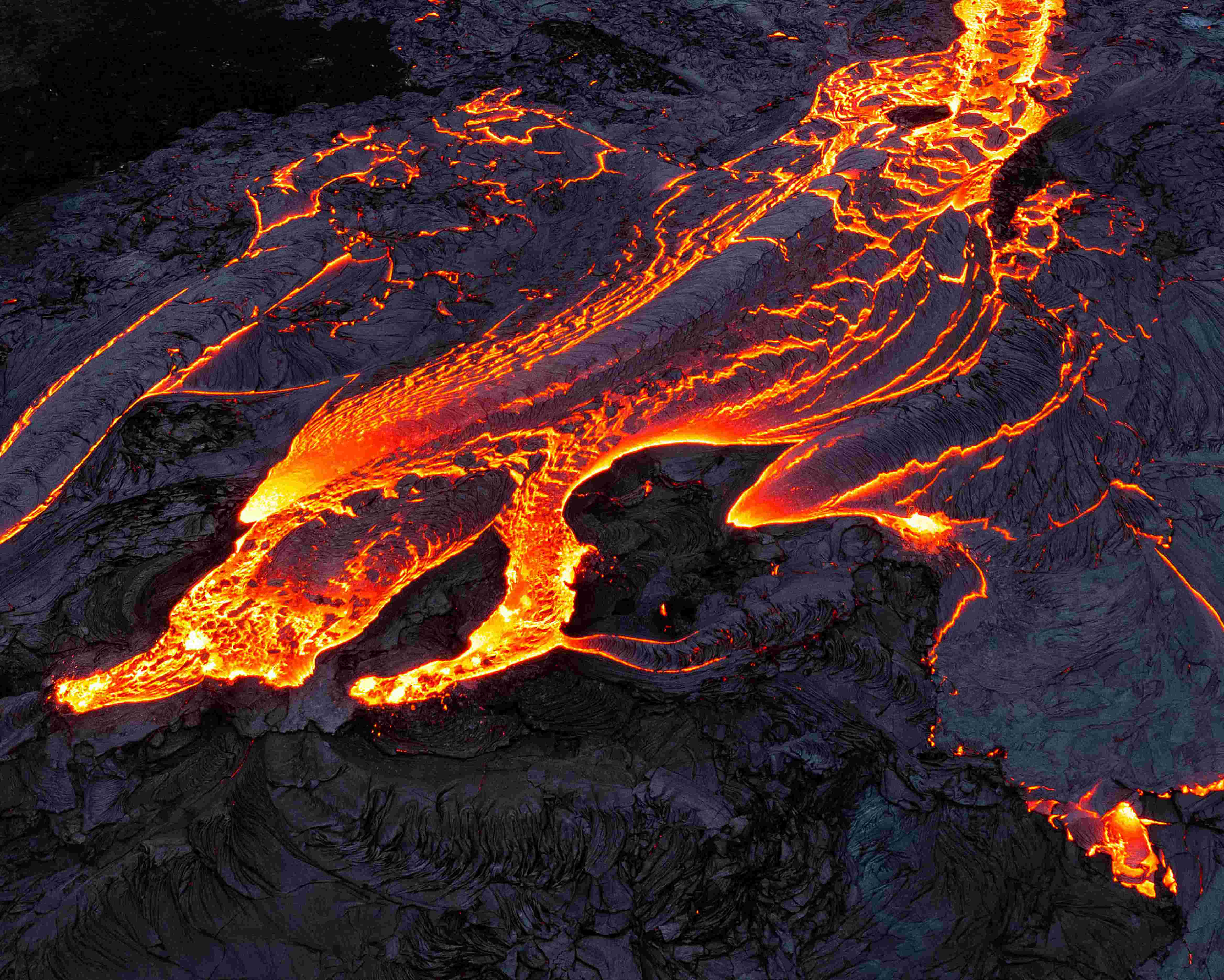 摄影师用无人机近距离拍摄火山熔岩流淌 呈现大自然震撼力量