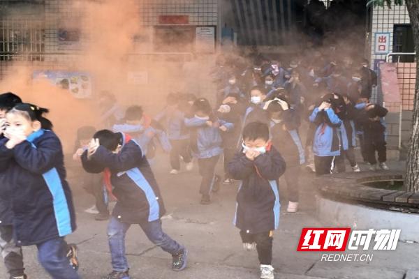 荷塘区红旗路小学开展消防安全疏散演习活动(图1)