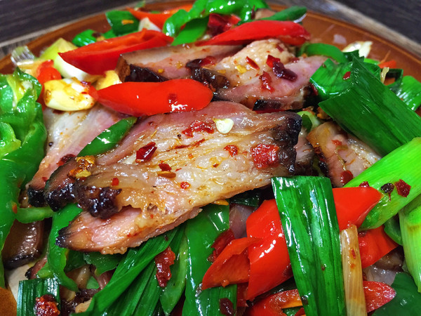 家常青蒜炒腊肉怎么炒好吃(农家辣椒青蒜炒腊肉做法)-君心之家