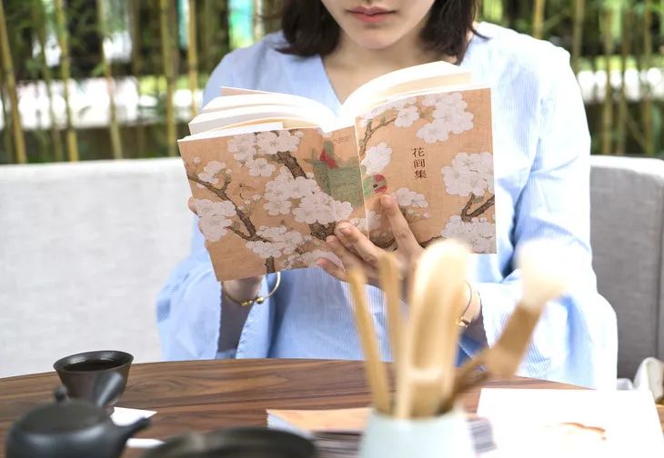 细嗅花香，醉过《花间集》，懒起画蛾眉……