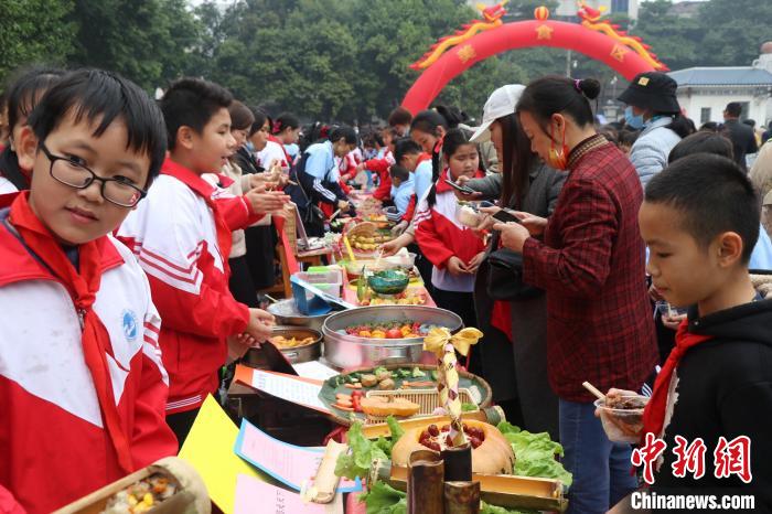 柳江区壮语文学校附属小学举办“美食丰收节”(图1)