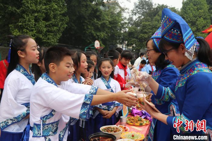 柳江区壮语文学校附属小学举办“美食丰收节”(图2)