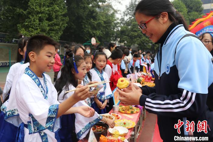 柳江区壮语文学校附属小学举办“美食丰收节”(图7)