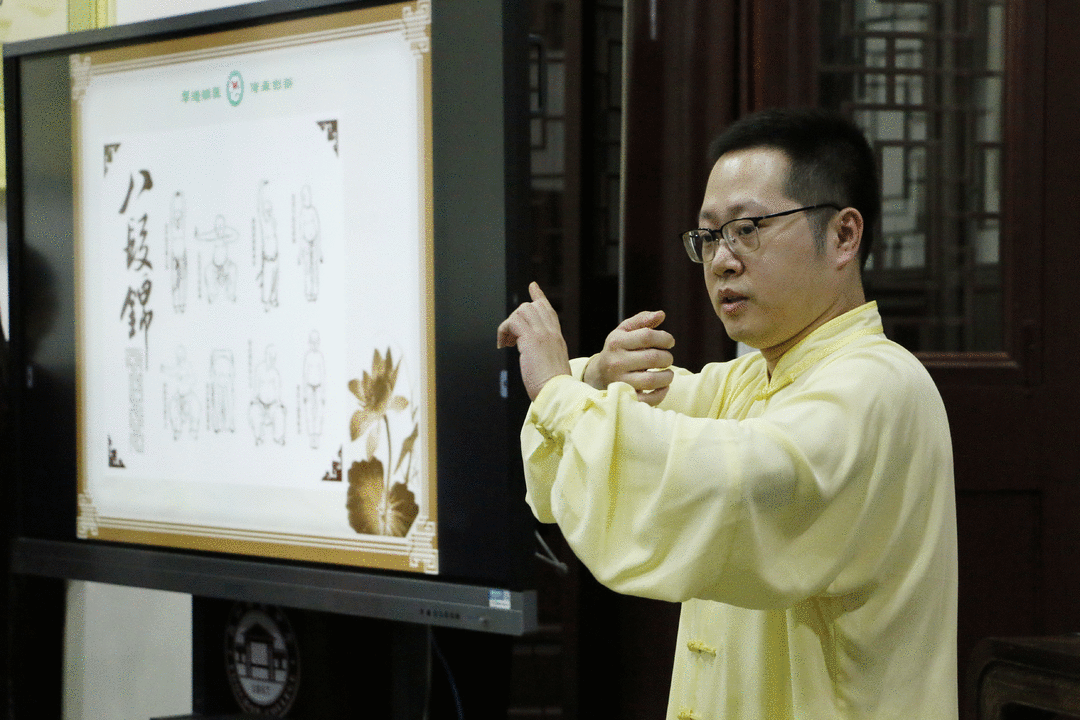 学中医导引、练八段锦……鳌峰书院的这堂中医药体验课，有趣又有料