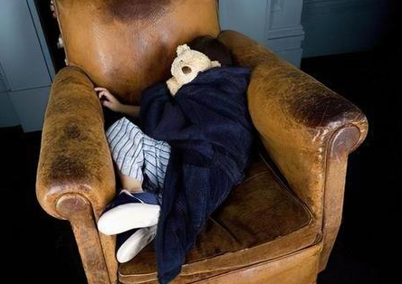 蜷缩式睡姿但并不是所有人都适合仰睡,研究表明,仰睡会加重打鼾和睡眠