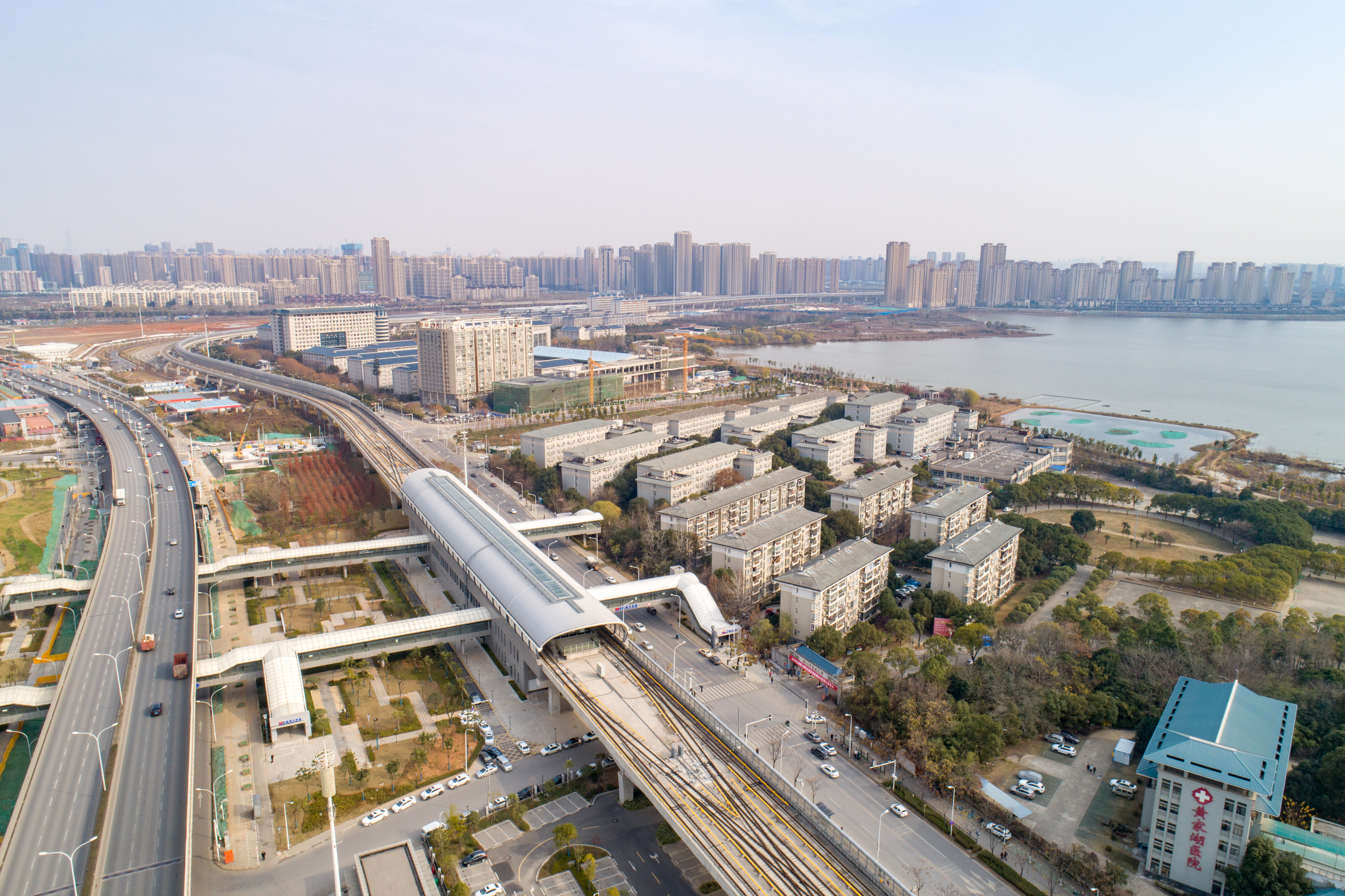 武汉三条地铁同日开通 穿江跨湖的轨道“地下王国”如何打造？