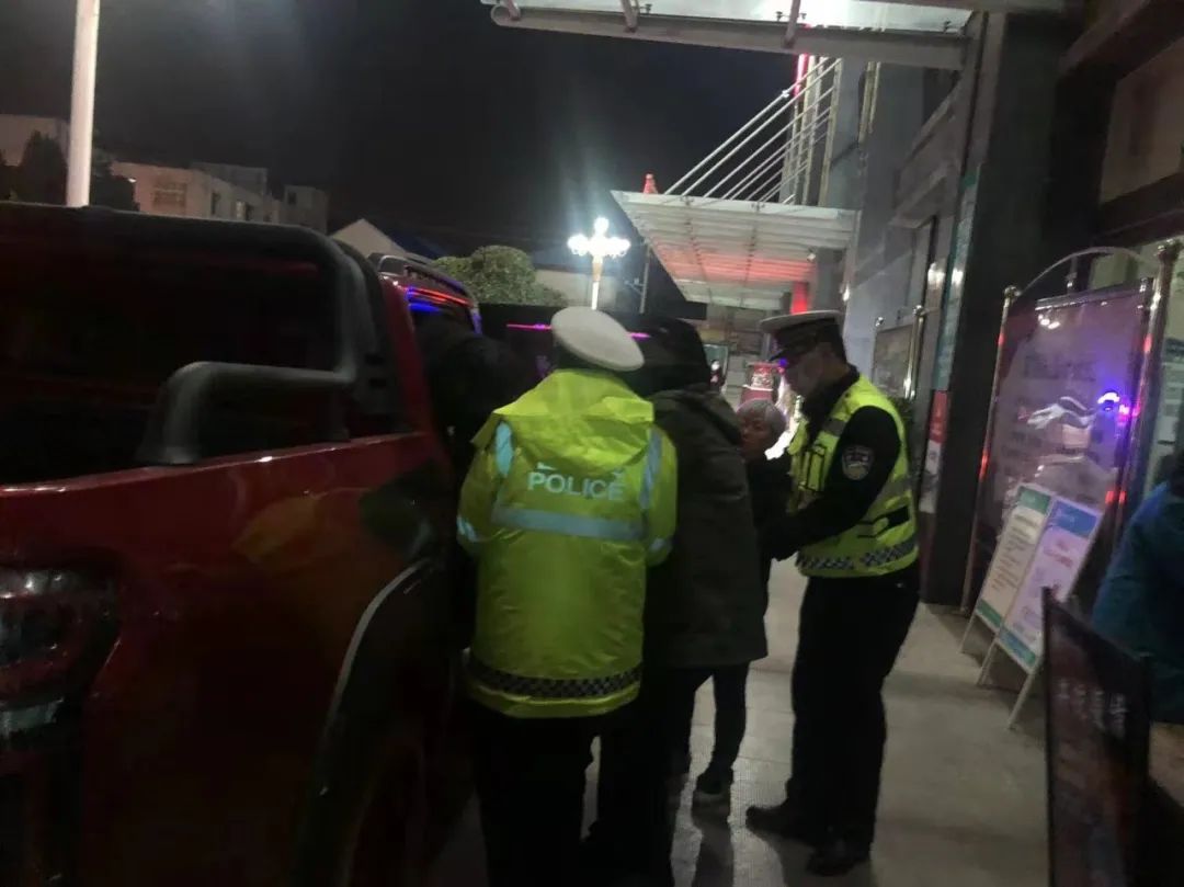 我为群众办实事丨暖心交警紧急救助百岁老人