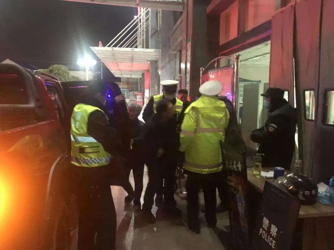 我为群众办实事丨暖心交警紧急救助百岁老人