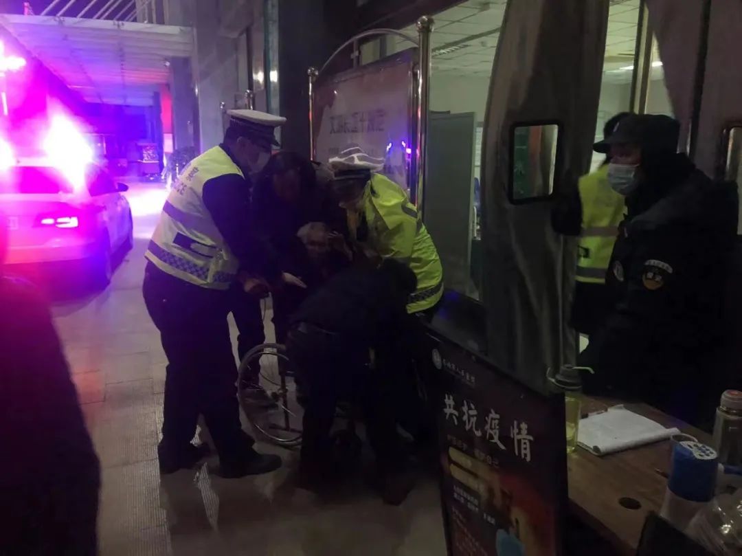 我为群众办实事丨暖心交警紧急救助百岁老人
