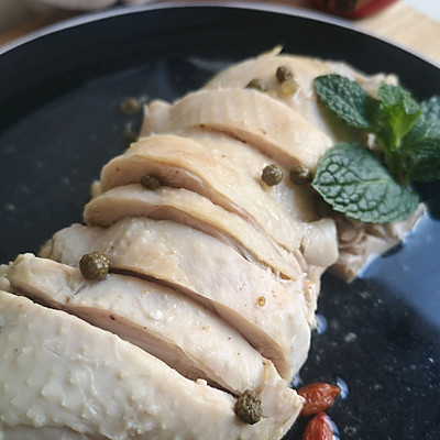 白斩鸡腿的家常普通做法(简单易做的青花椒白斩鸡腿,让人吃了还想吃)