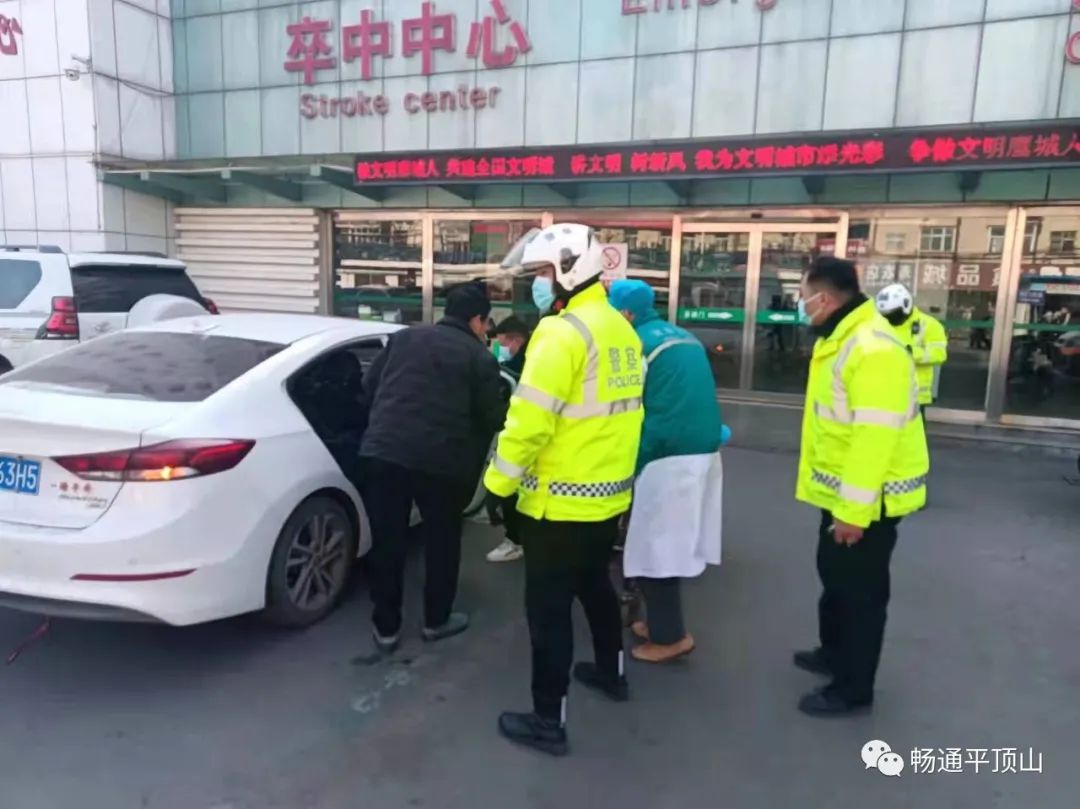 我为群众办实事丨暖心交警紧急救助百岁老人